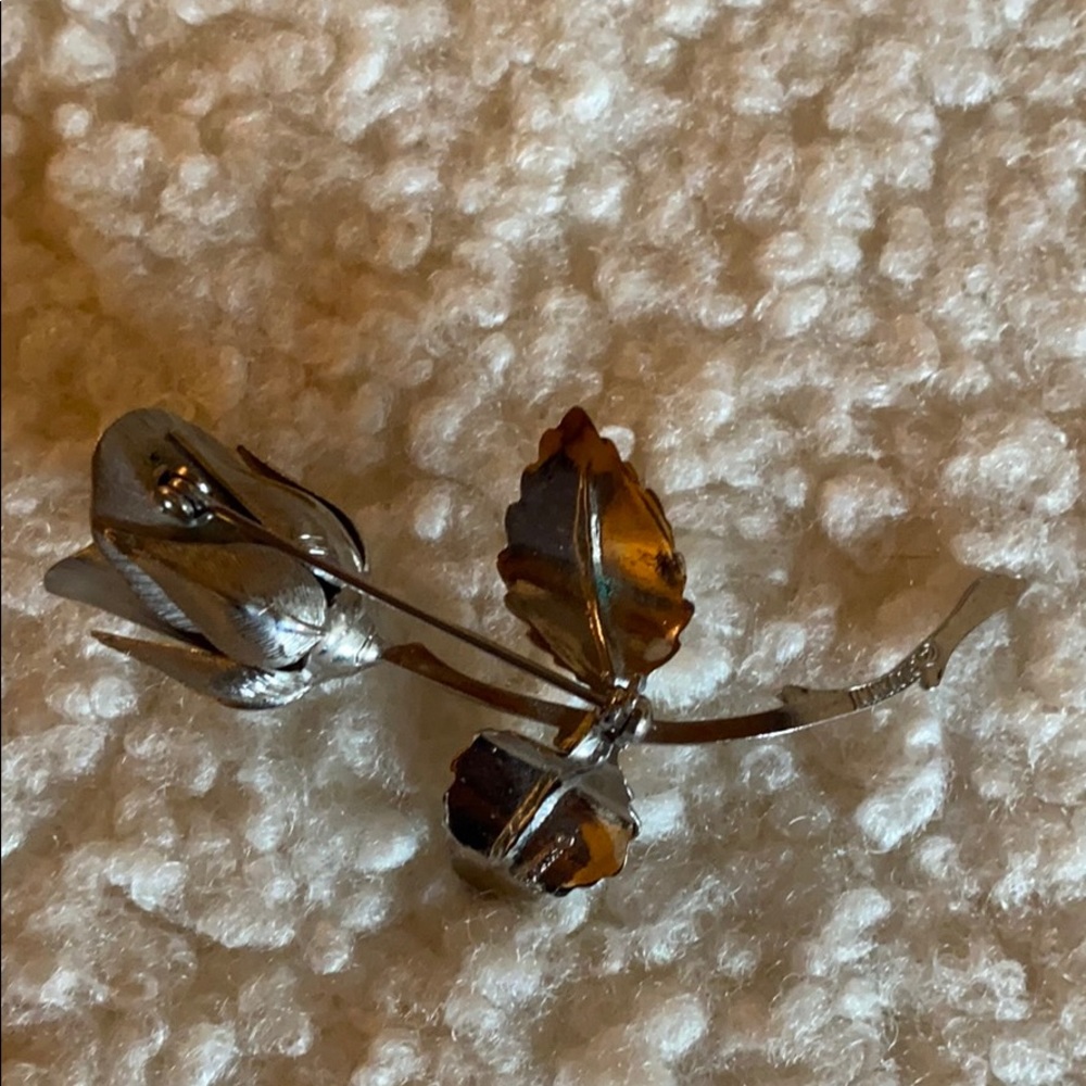 Vintage Giovanni silver tone rosebud flower brooch - Picture 4 of 9